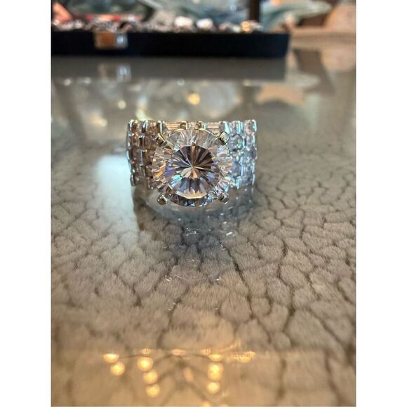 Beautiful and classic - Picture 3 of 3